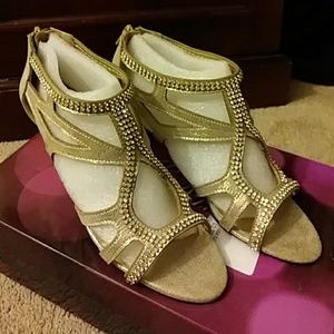 NIB Gold Flattery Dress Pumps